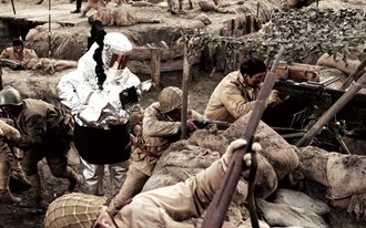 まるで、戦場に迷い込んでしまったかのような臨場感。驚くべき撮影技法